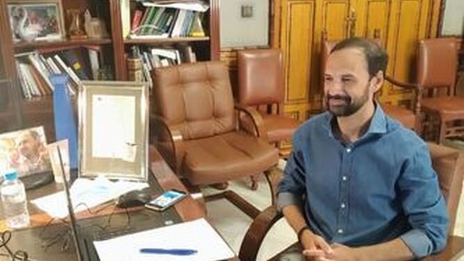 El alcalde de Sanlúcar, Víctor Mora (PSOE), en su despacho, en una imagen de hace dos años.
