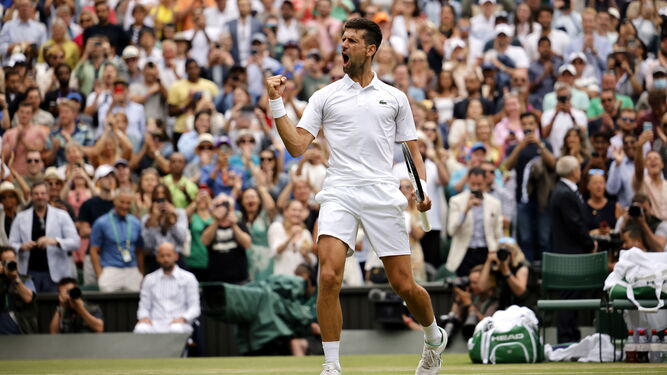 Djokovic, exultante tras celebrar un punto ante Sinner
