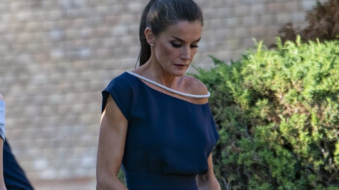 Zara tiene la versión low cost del vestido azul de la Reina Letizia en los Premios Princesa de Girona.