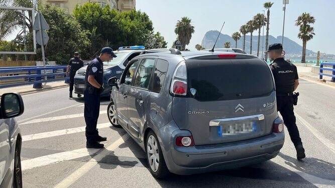 Policías españoles, franceses e italianos en La Línea
