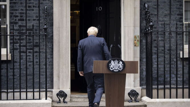 Johnson se marcha tras anunciar su dimisión en Downing Street.