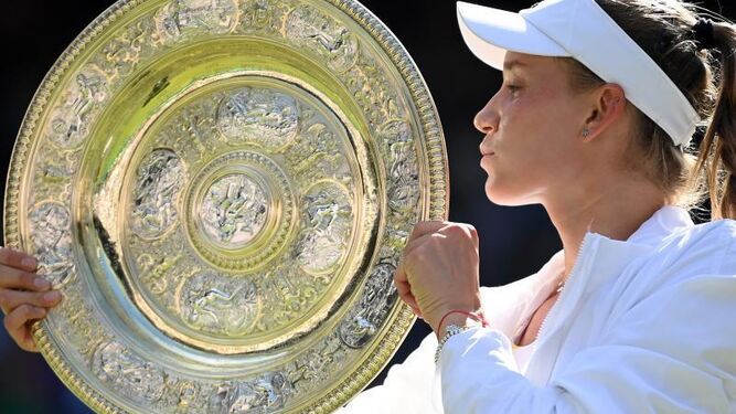 La tenista Elena Rybakina posa con el trofeo que la acredita como campeona en Wimbledon.