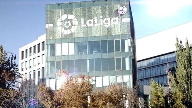 Logo de LaLiga en un edificio de Banco Santander.