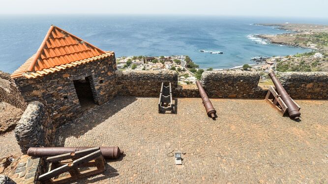Fortaleza defensiva de la actual Cidade Velha, antes llamada Ribeira Grande, en la isla de Santiago, en Cabo Verde. En esas aguas fondeó la ‘Victoria’