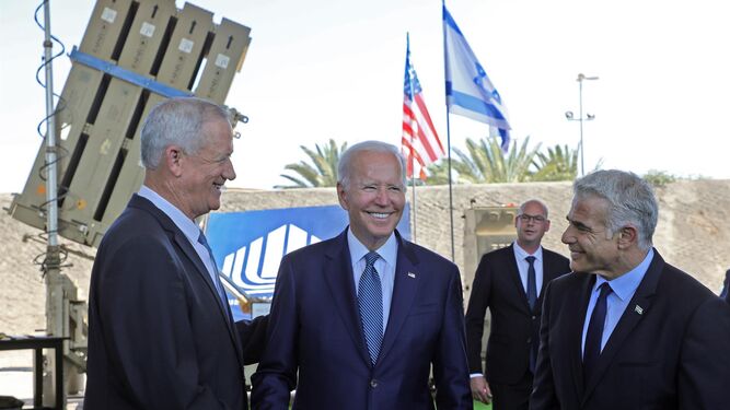El ministro de Defensa israelí Benny Gantz, el presidente de EEUU Joe Biden y el primer ministro en funciones de Israel, Yair Lapid, ante la Cúpula de Hierro.