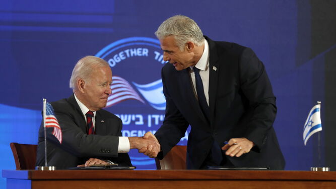 El presidente de EEUU, Joe Biden, da la mano al primer ministro israelí, Yair Lapid.