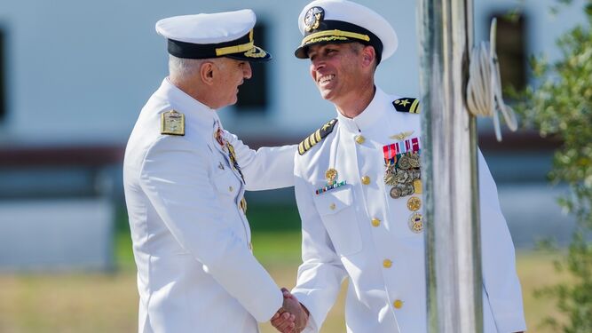 El vicealmirante Herández López, jefe de la Base de Rota, felicita al capitán Suárez, nuevo comandante de EEUU en España.