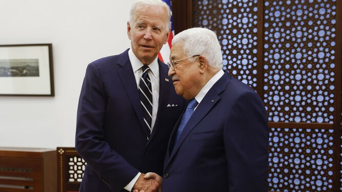 Biden saluda a Abbas en Belén.