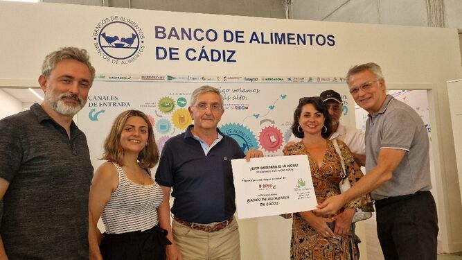 Trabajadores de Airbus entregan un cheque al Banco de Alimentos de Cádiz