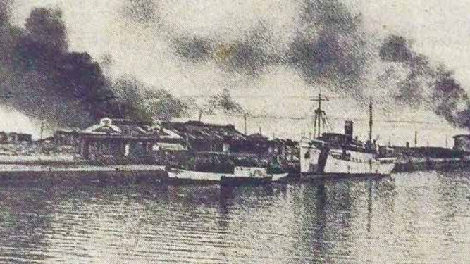 El puerto de Algeciras incendiado tras el bombardeo.