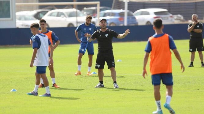 Pablo Guede da instrucciones a los jugadores del Málaga en un entrenamiento
