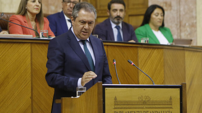 El presidente del grupo parlamentario socialista, Juan Espadas, durante su intervención en el debate de investidura.