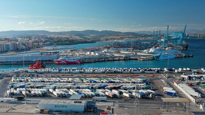 La terminal de camiones del Puerto de Algeciras, en primer término.