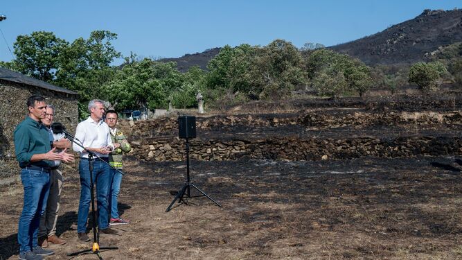 Sánchez junto al presidente de la Xunta en una rueda de prensa tras ver las zonas quemadas en Galicia