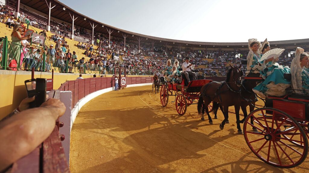 Fotos de la corrida del jueves de la Feria de La L&iacute;nea: Diego Ventura, Jos&eacute; Mar&iacute;a Manzanares y Roca Rey