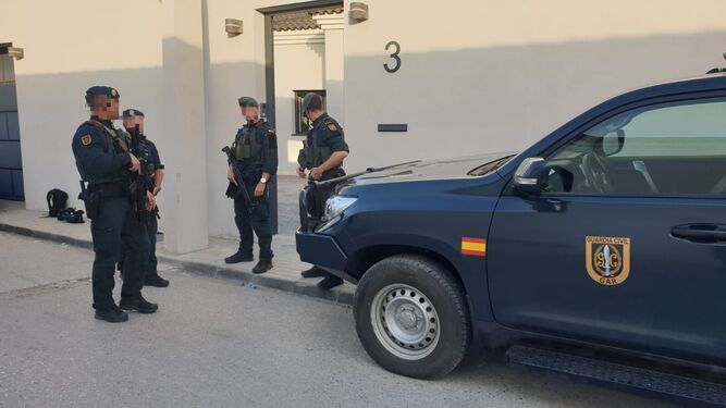 Agentes de la Guardia Civil a las puertas de una vivienda en La Línea