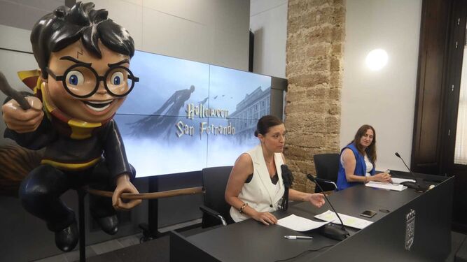 Cavada y Moreno, junto a una figura de Harry Potter.