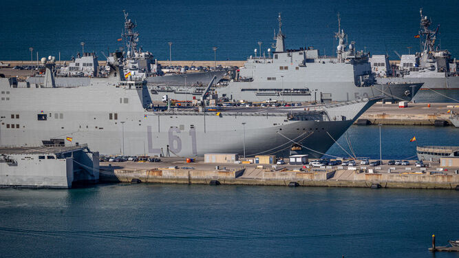 El buque 'Juan Carlos I' en el puerto de la Base de Rota junto a otros barcos de la Armada.