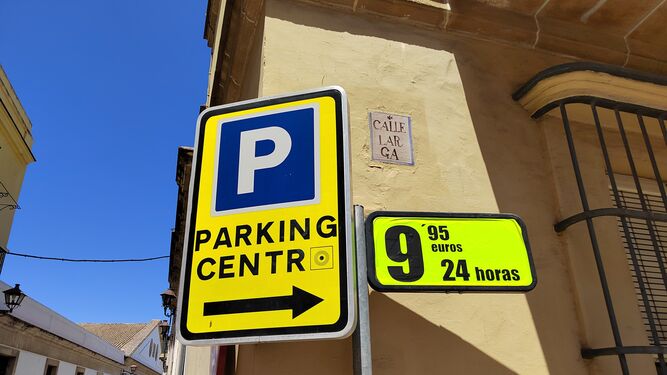 Un anuncio del coste de las tarifas del parking, en la calle Larga.
