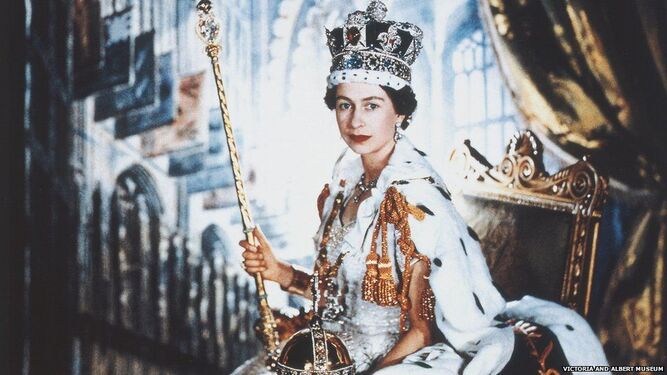 Isabel II en su foto oficial de la coronación de 1953