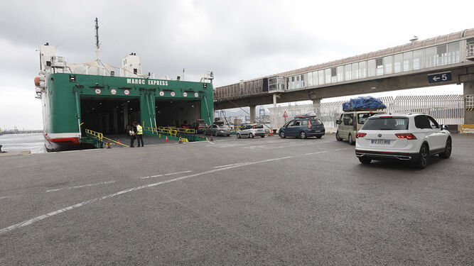 Varios vehículos embarcan en el Puerto de Algeciras este domingo.
