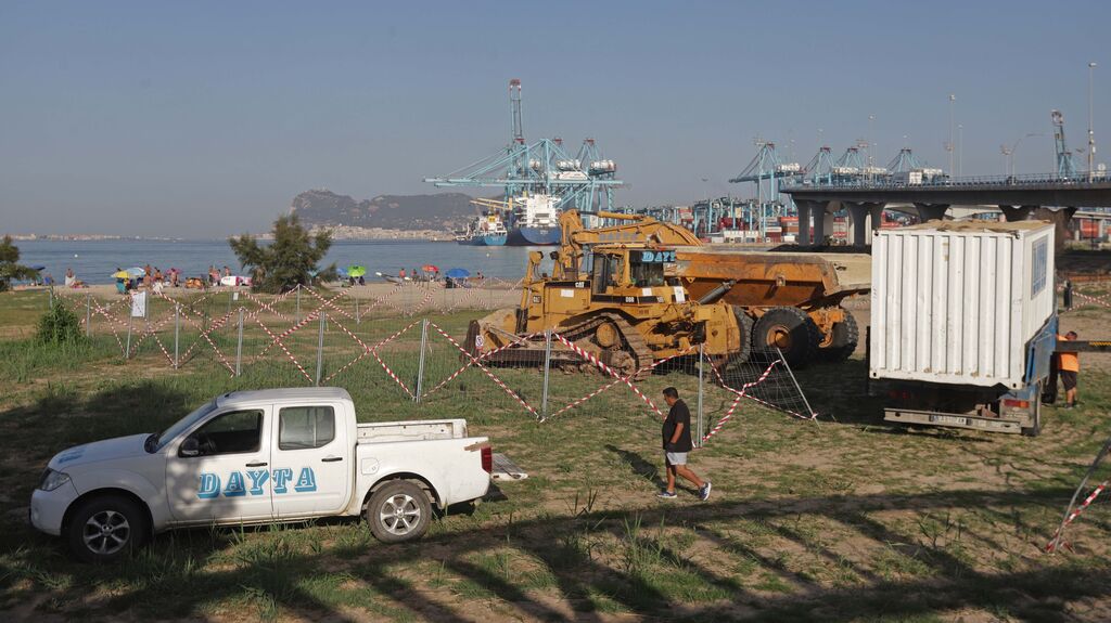 Fotos de los preparativos para el trasvase de arena en la playa de El Rinconcillo en Algeciras