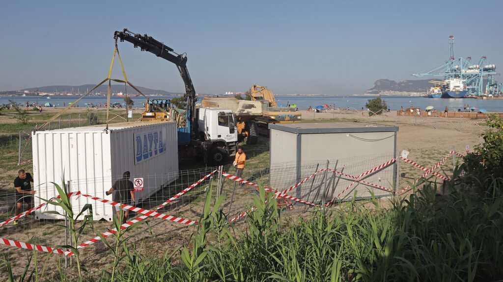 Fotos de los preparativos para el trasvase de arena en la playa de El Rinconcillo en Algeciras