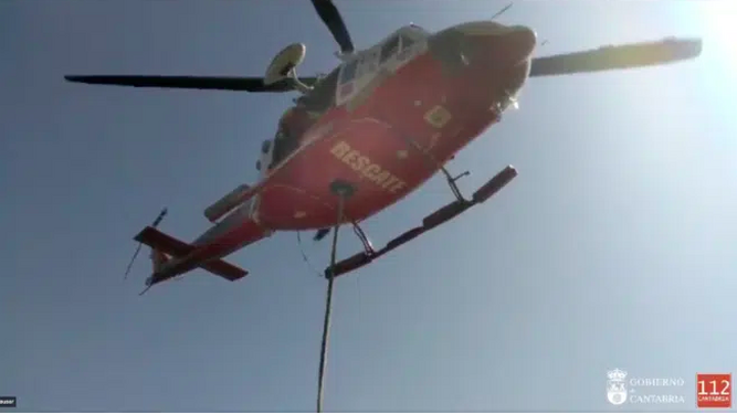 Rescatan en helicóptero a una vaca que se cayó a un acantilado en Cantabria