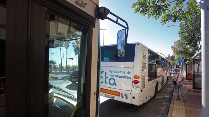Dos autobuses urbanos de Algeciras.