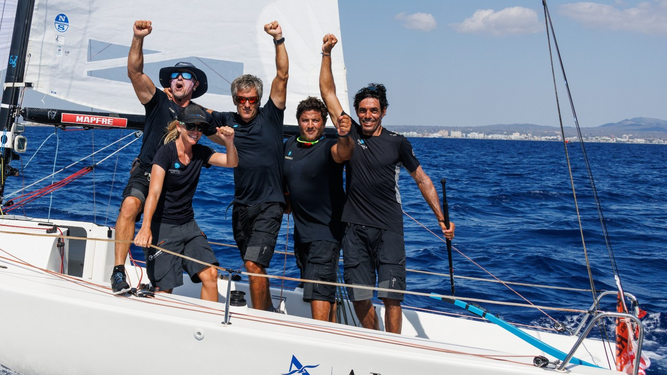 Los tripulantes del 'Alcaidesa Marina' celebran su triunfo en la Copa del Rey