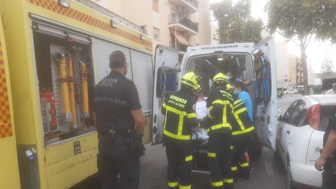 La herida es trasladada a la ambulancia tras ser rescatada del vehículo accidentado en El Puerto.