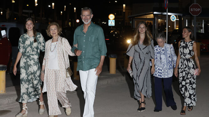 Los reyes Felipe y Letizia, la princesa Leonor, la infanta Sofía, la reina Sofía y su hermana, Irene de Grecia (2-d), a su salida de una cena celebrada este viernes en Palma de Mallorca.