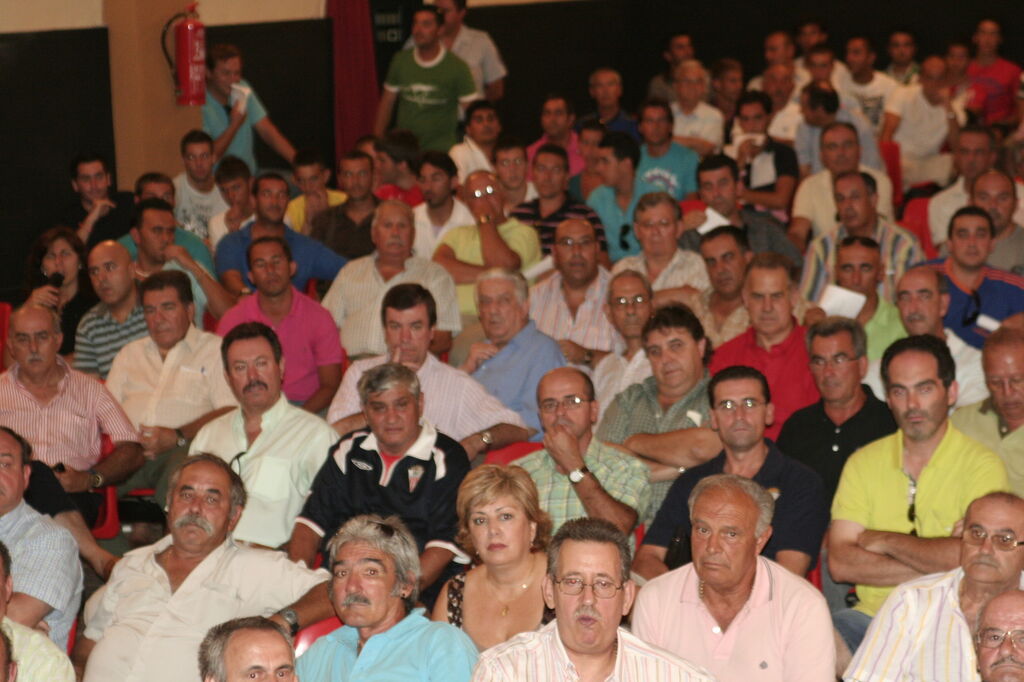 Las fotos de la asamblea en la que se decidi&oacute; salvar al Algeciras
