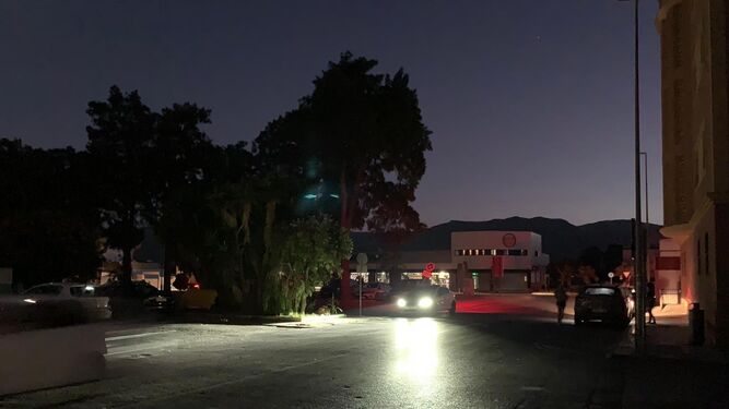 Una imagen del centro de Los Barrios, totalmente a oscuras