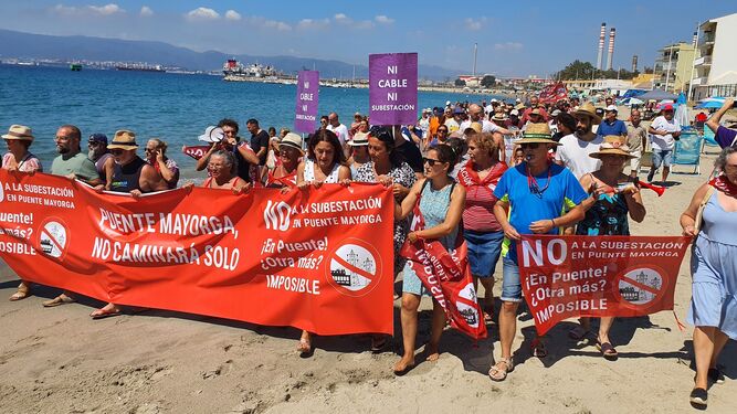 La protesta contra el cable en la playa de Puente Mayorga.