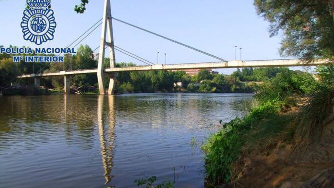 Una llamada alertaba a la Policía de que una persona se encontraba flotando en el río Ebro