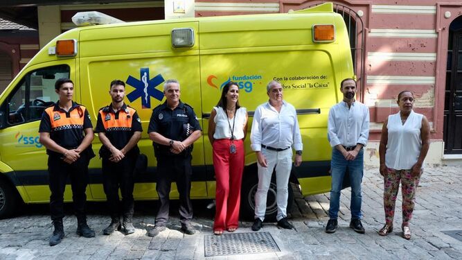 La presentación pública de la ambulancia de Protección Civil en el Ayuntamiento de Sanlúcar.