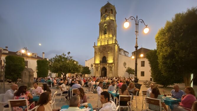 La cena al aire libre celebrada por el Casino de Los Barrios en la plaza de la Iglesia