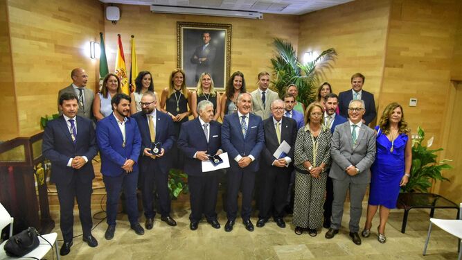 Los homenajeados con la Medalla de la Palma y las autoridades municipales.