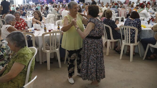 Dos mujeres bailan en la cena de mayores de San Roque.