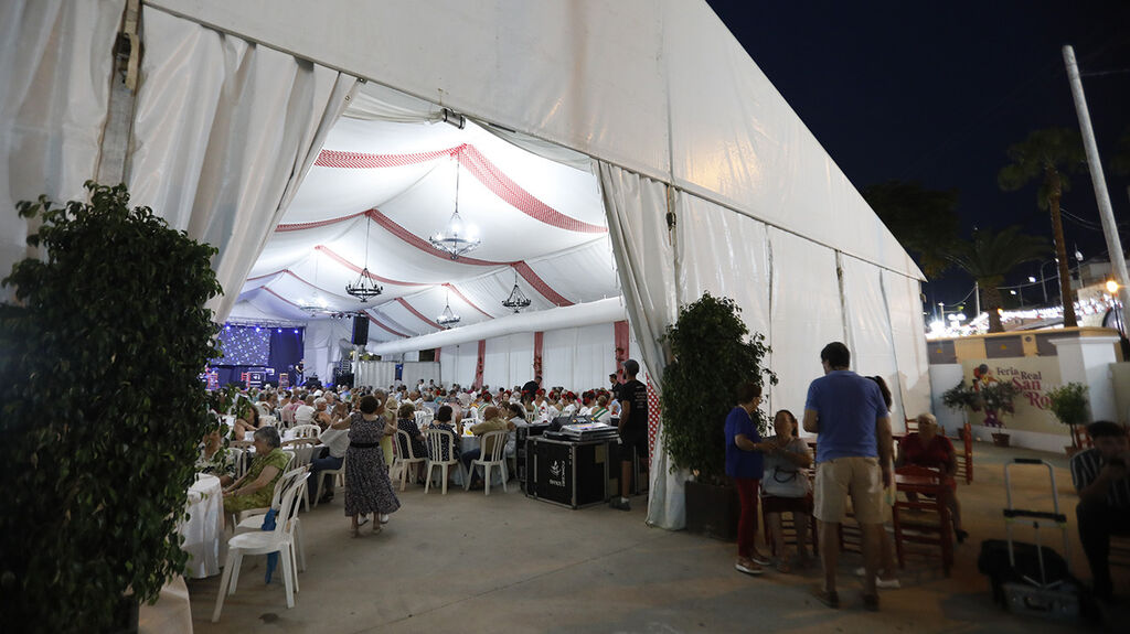 Las fotos de la cena para los mayores y ambiente en la Feria de San Roque
