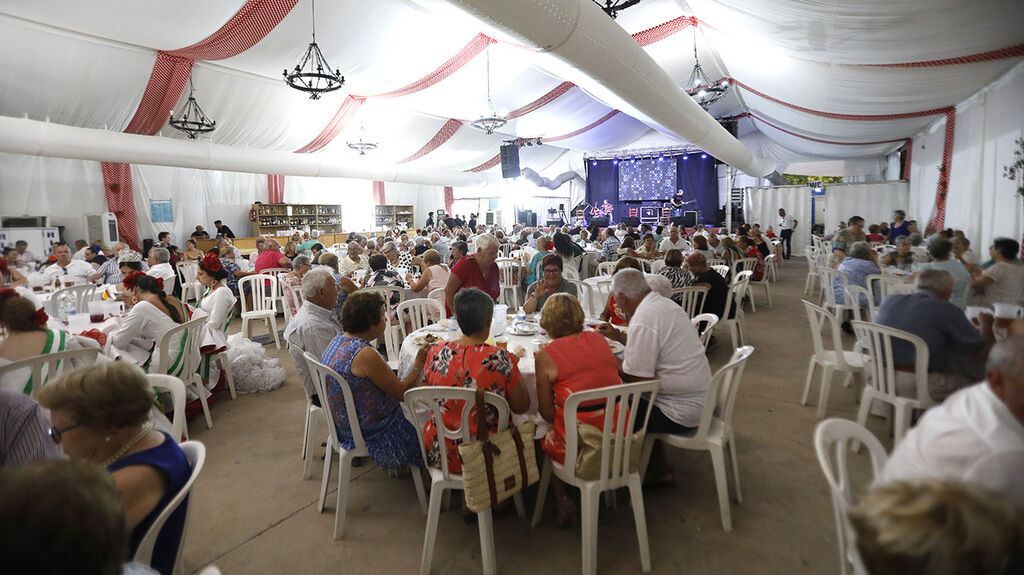 Las fotos de la cena para los mayores y ambiente en la Feria de San Roque