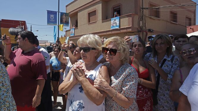 Vecinos en El Rinconcillo esperan para venerar a la Virgen de La Palma