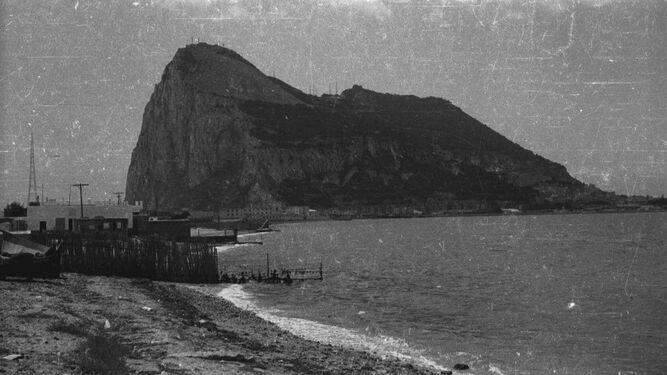 Entonces y ahora: La Playa linense del Espigón, donde el 30 de octubre de 1940, apareció varada la sección motriz del maiale de Teseo Tesei. Hoy su antiguo trazado se encuentra sepultado bajo la Avenida Príncipe de Asturias.