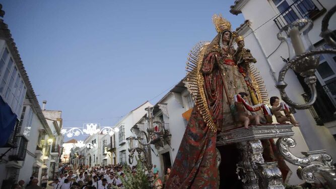 Santa María La Coronada, en procesión.
