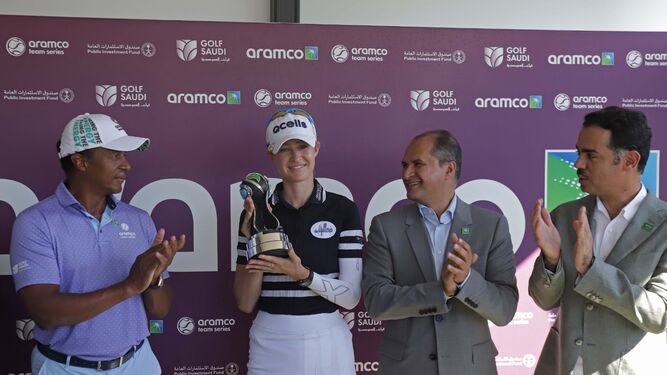Nelly Korda, con el trofeo de campeona entre las manos