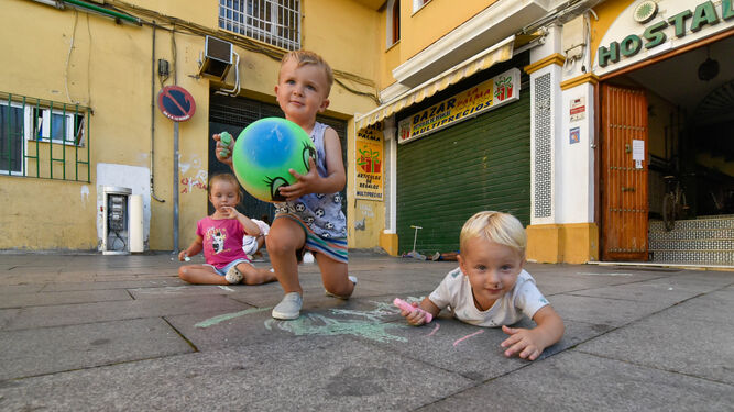León y otros niños refugiados jugando en la puerta de su hostal