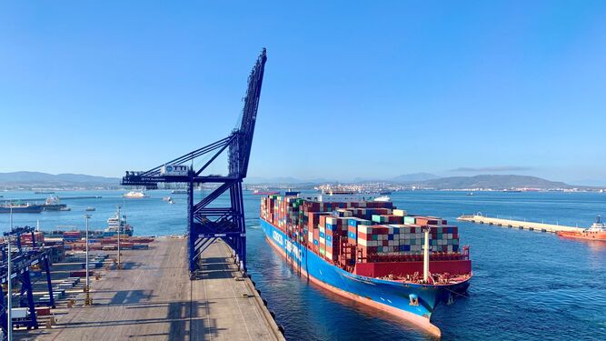 El 'Cosco Shipping Taurus' a su llegada al Puerto de Algeciras.