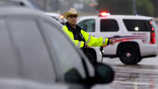 Un policía desvía el tráfico en Houston, Texas