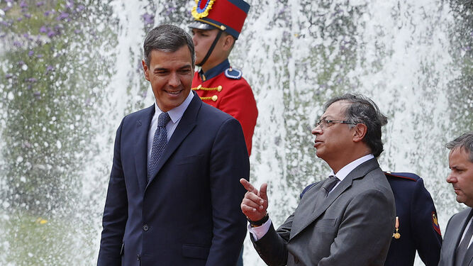 Pedro Sánchez asiste, junto al presidente de Colombia, Gustavo Petro, a una ceremonia de honores militares en Bogotá.